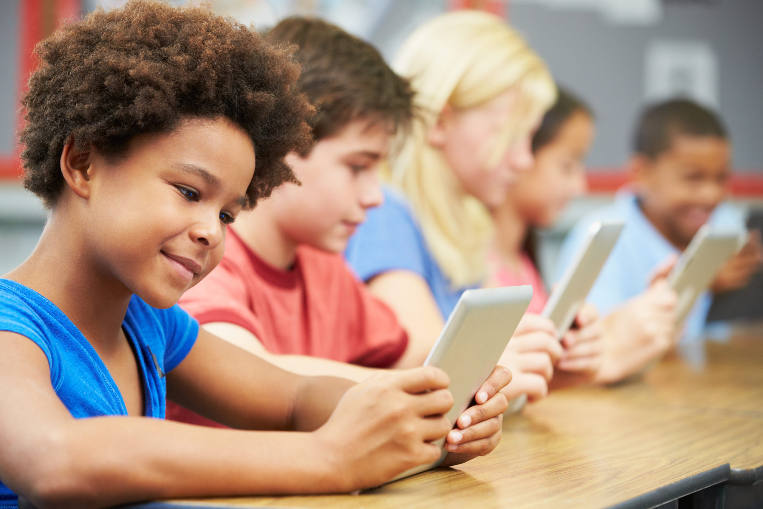 We can communicate. Школьник с планшетом. Ученик с планшетом. Телефон для учебы. Мобильное обучение в образовании.